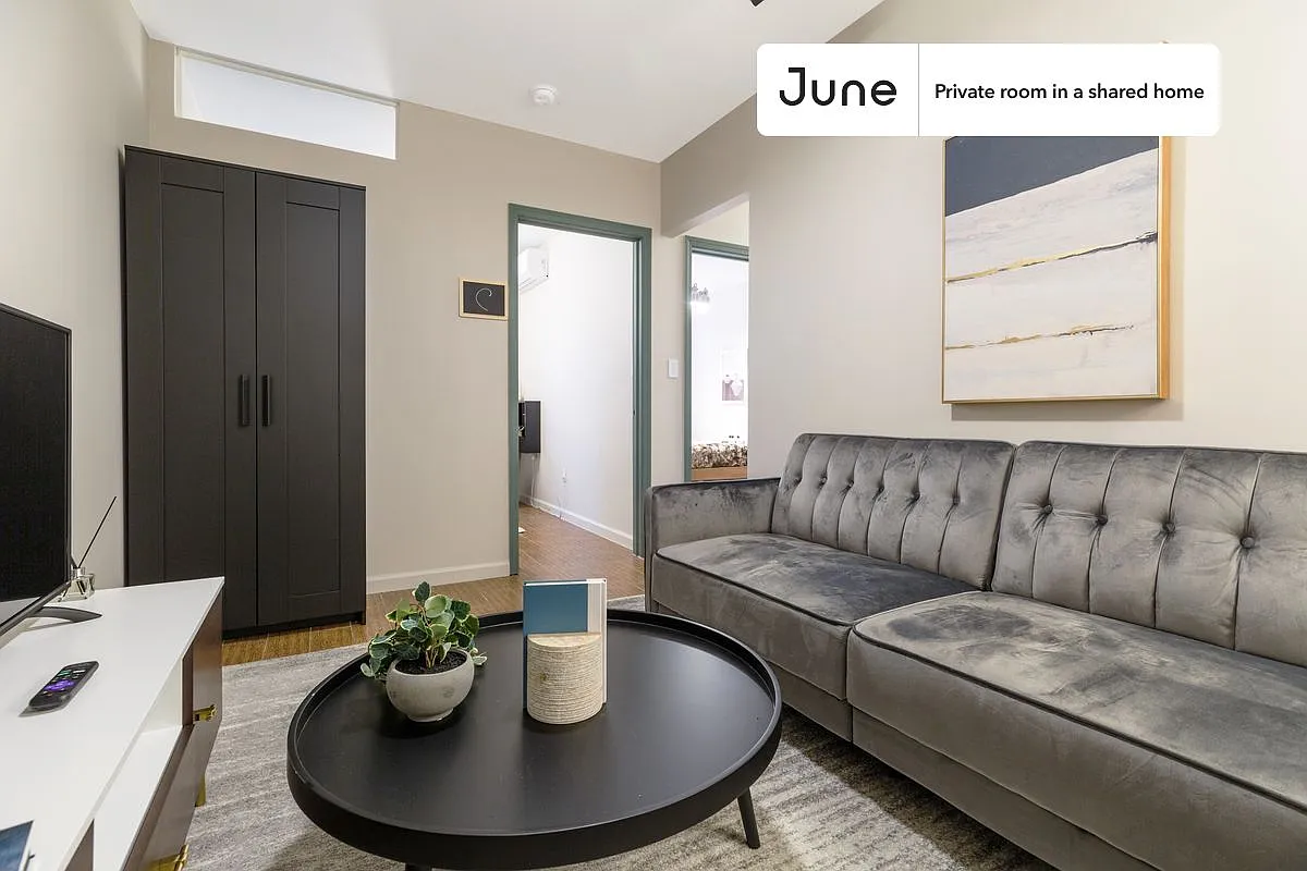 Queen bedroom in 3 bed/1 bath home in Chinatown #263 B — Photo 4