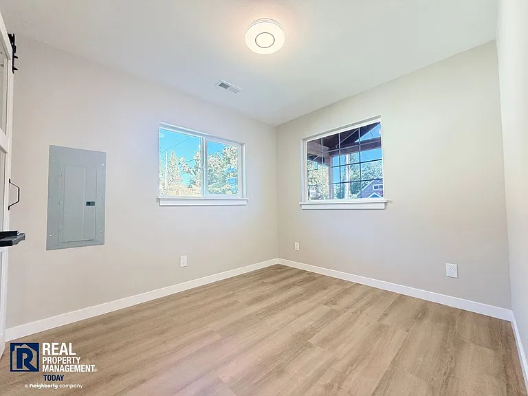 307 Bridge St SE — Photo 11