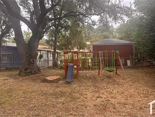 3 bed, 1036 sqft, $1,699 — Photo 2