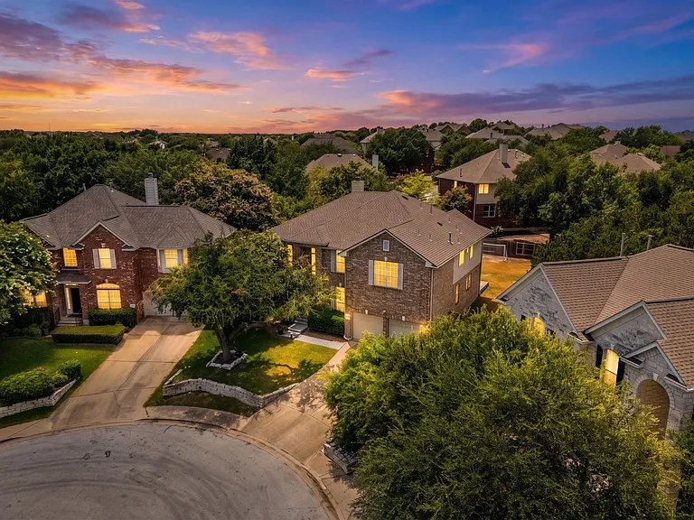 1107 Hollybrook Cv — Photo 1