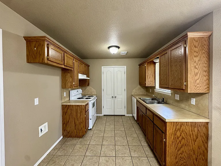 121 Lanita Dr — Photo 3