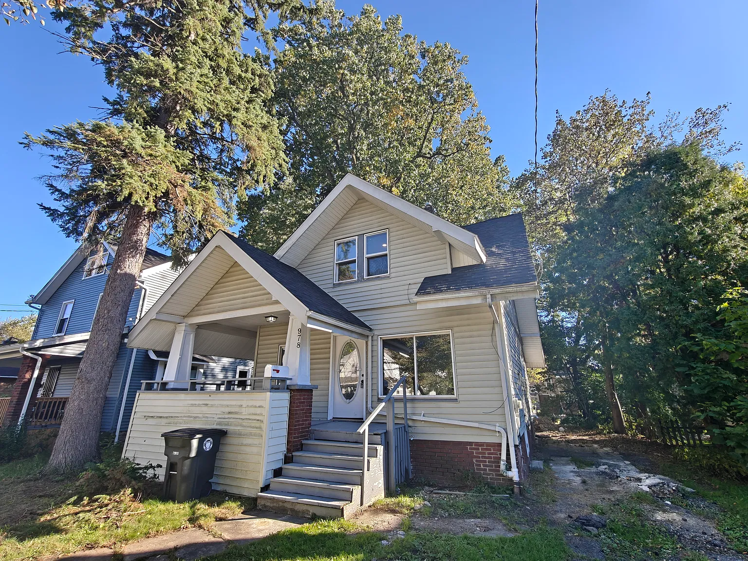 3 bed, 1.5 bath, 1199 sqft, $1,225 — Photo 1