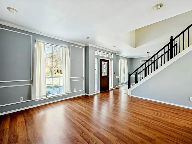 2657 Hillside Dr — Photo 2