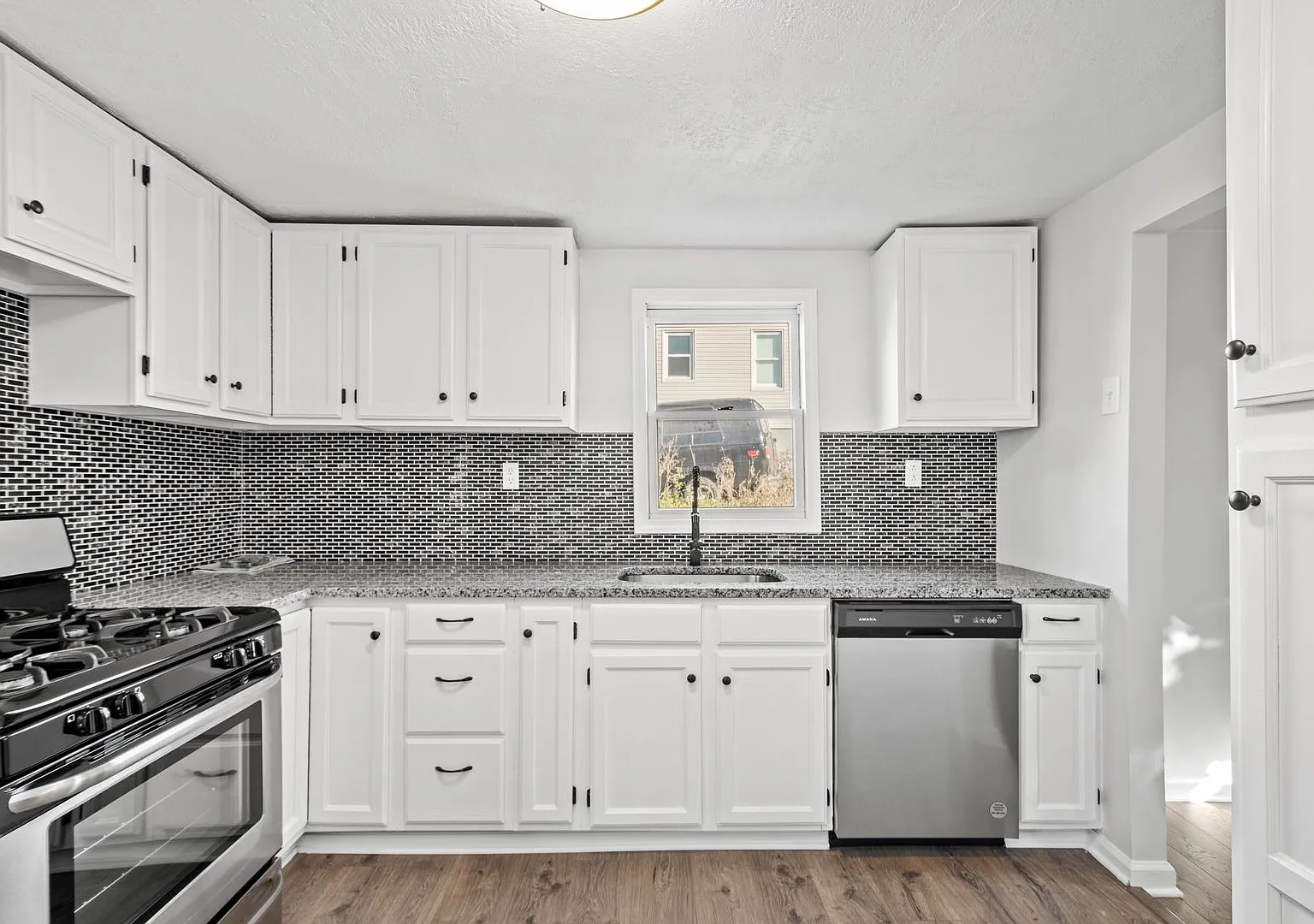 Score 1st Month's Rent Free If Signed By September 4! Gorgeous 2 Bedroom House In West Mifflin Av... — Photo 1