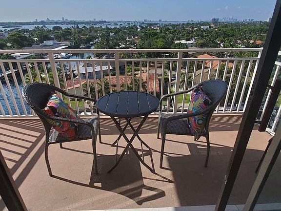 5th image of 2450 NE 135th St APT 803