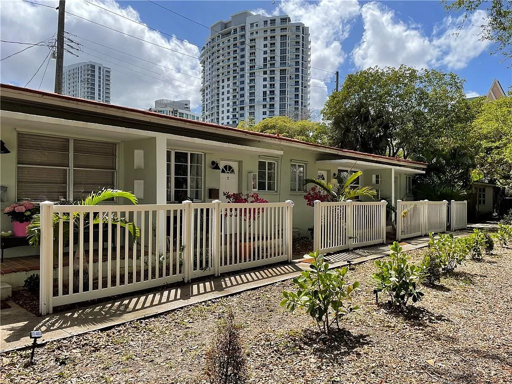 1 bed, 1.0 bath, 700 sqft, $1,900 — Photo 2