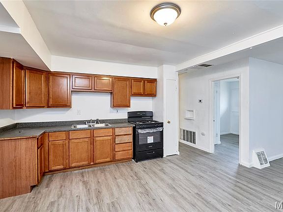 5th image of 419 Cameron Rd