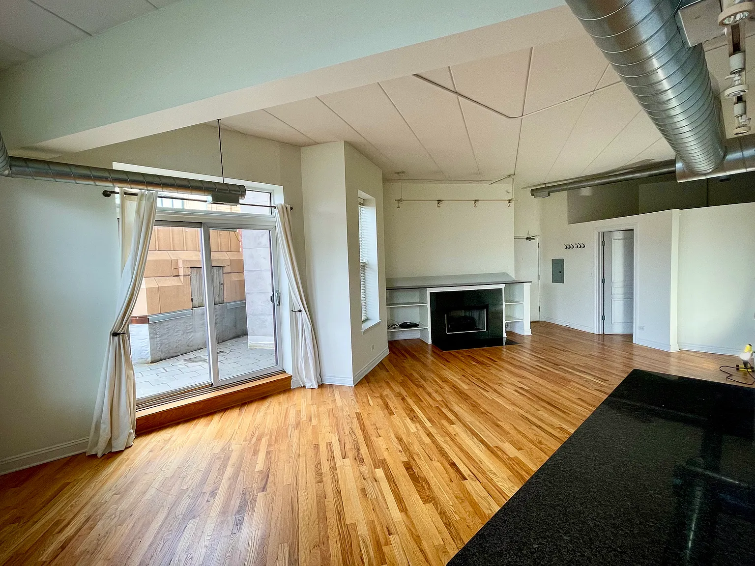 1 bed, 950 sqft, $2,795 — Photo 2