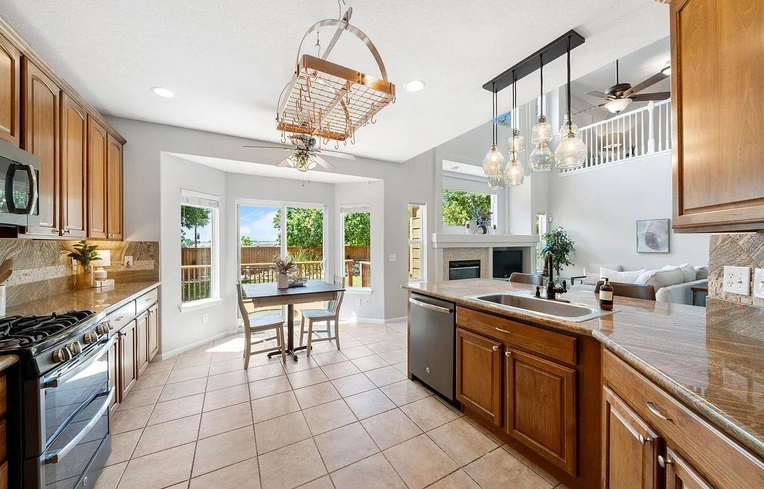 5 bed, 3900 sqft, $3,900 — Photo 2