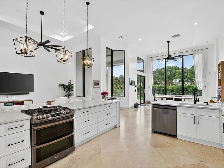 10337 Trianon Pl — Photo 48