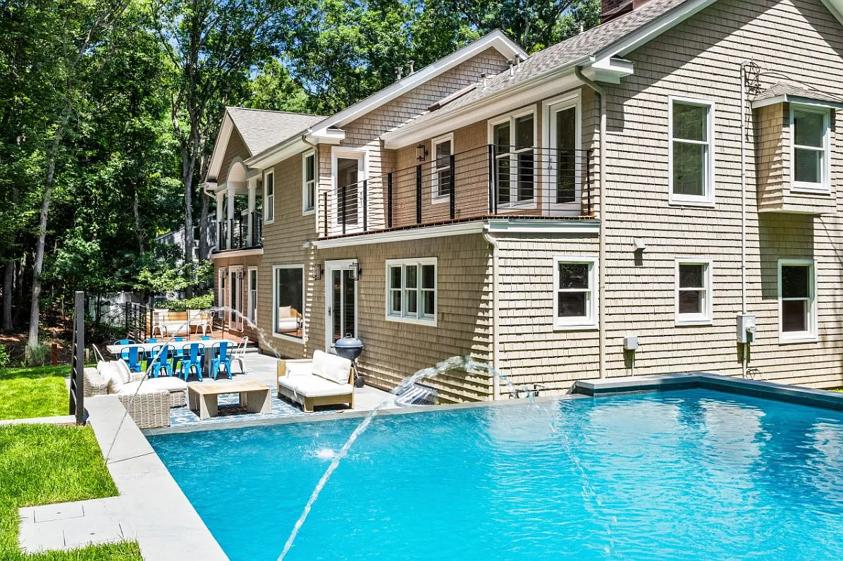 Renovated Bridgehampton Retreat w Pool — Photo 2