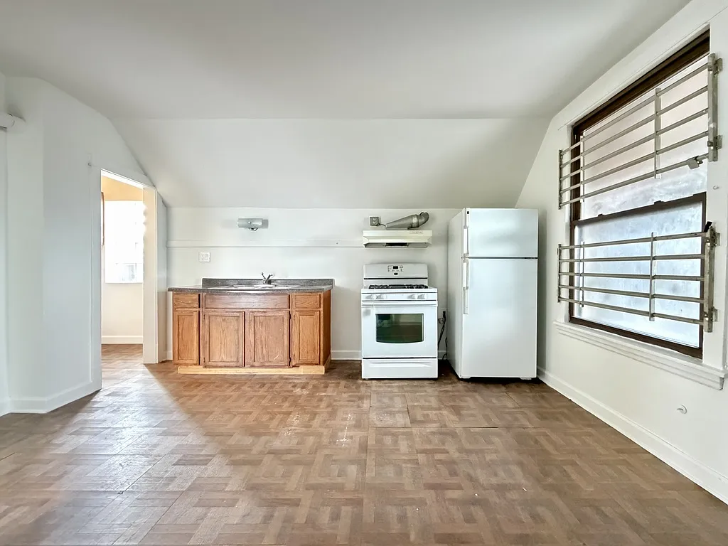 Attractive 2 Bed, 1 Bath at McVicker + North (Galewood) — Photo 2