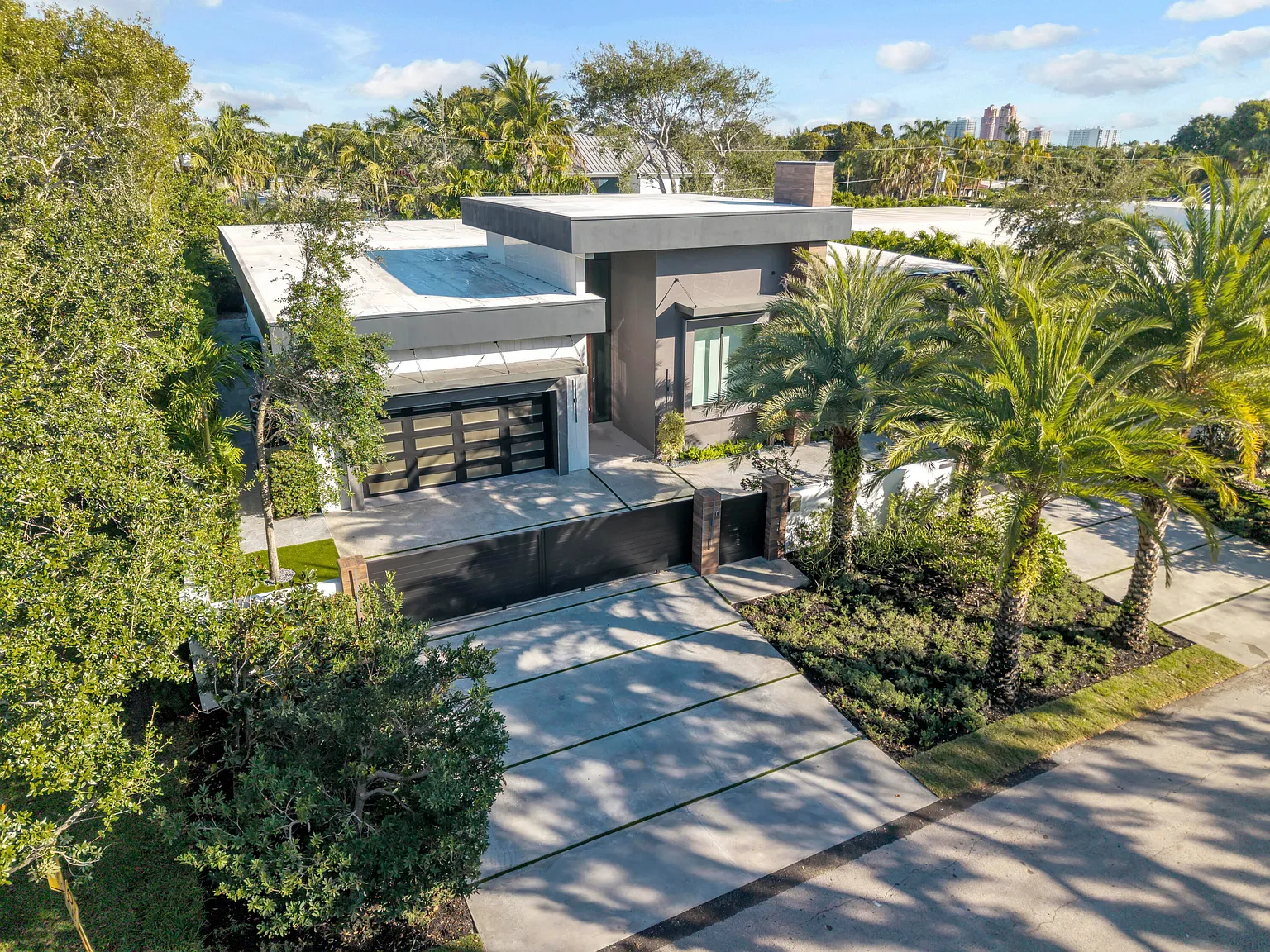 5 bed, 5.5 bath, 5708 sqft, $50,000 — Photo 2
