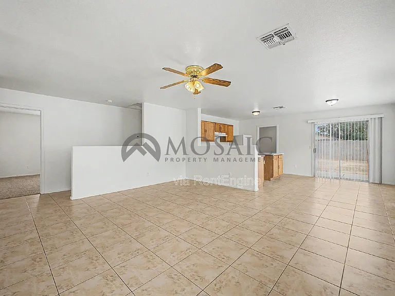 1004 E Cowboy Cove Trl — Photo 2