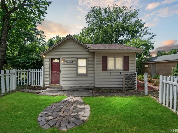 24317 Kinsel St, Southfield, MI 48033