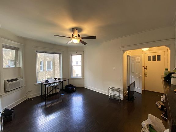 5th image of 915 W Cornelia Ave #2