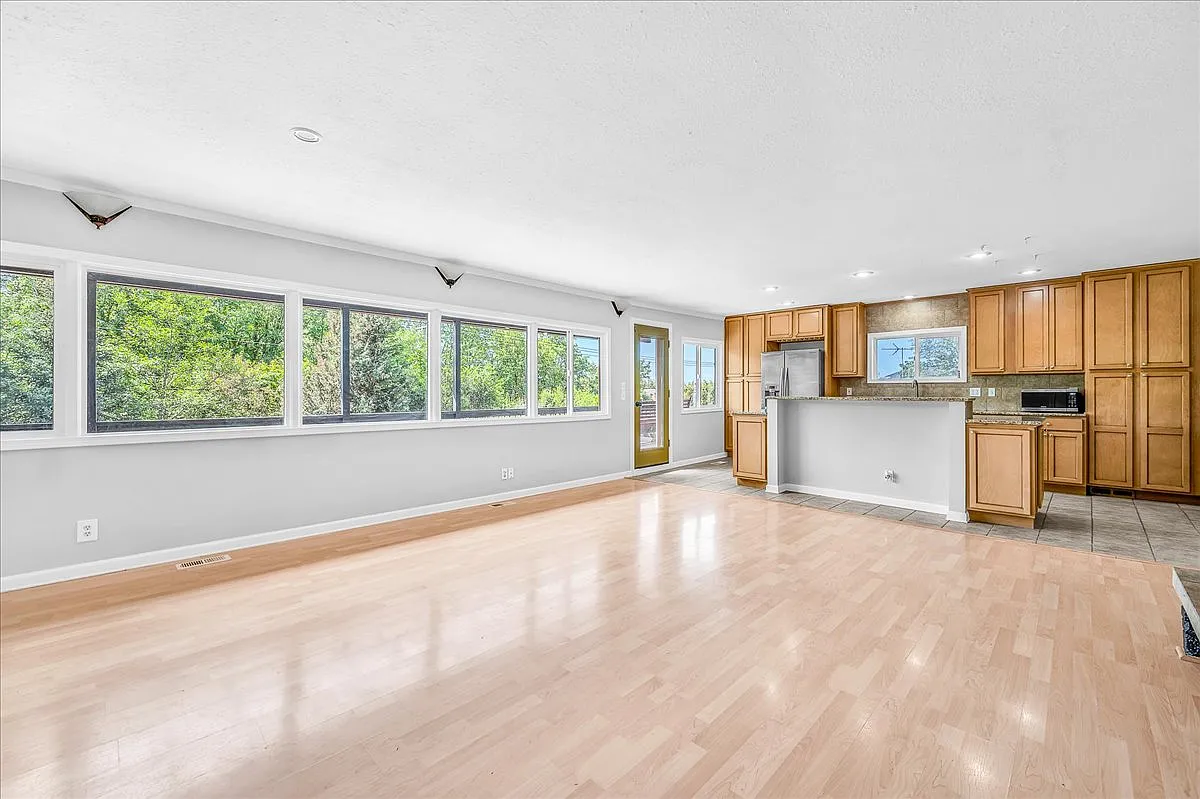 4 bed, 2826 sqft, $3,850 — Photo 3