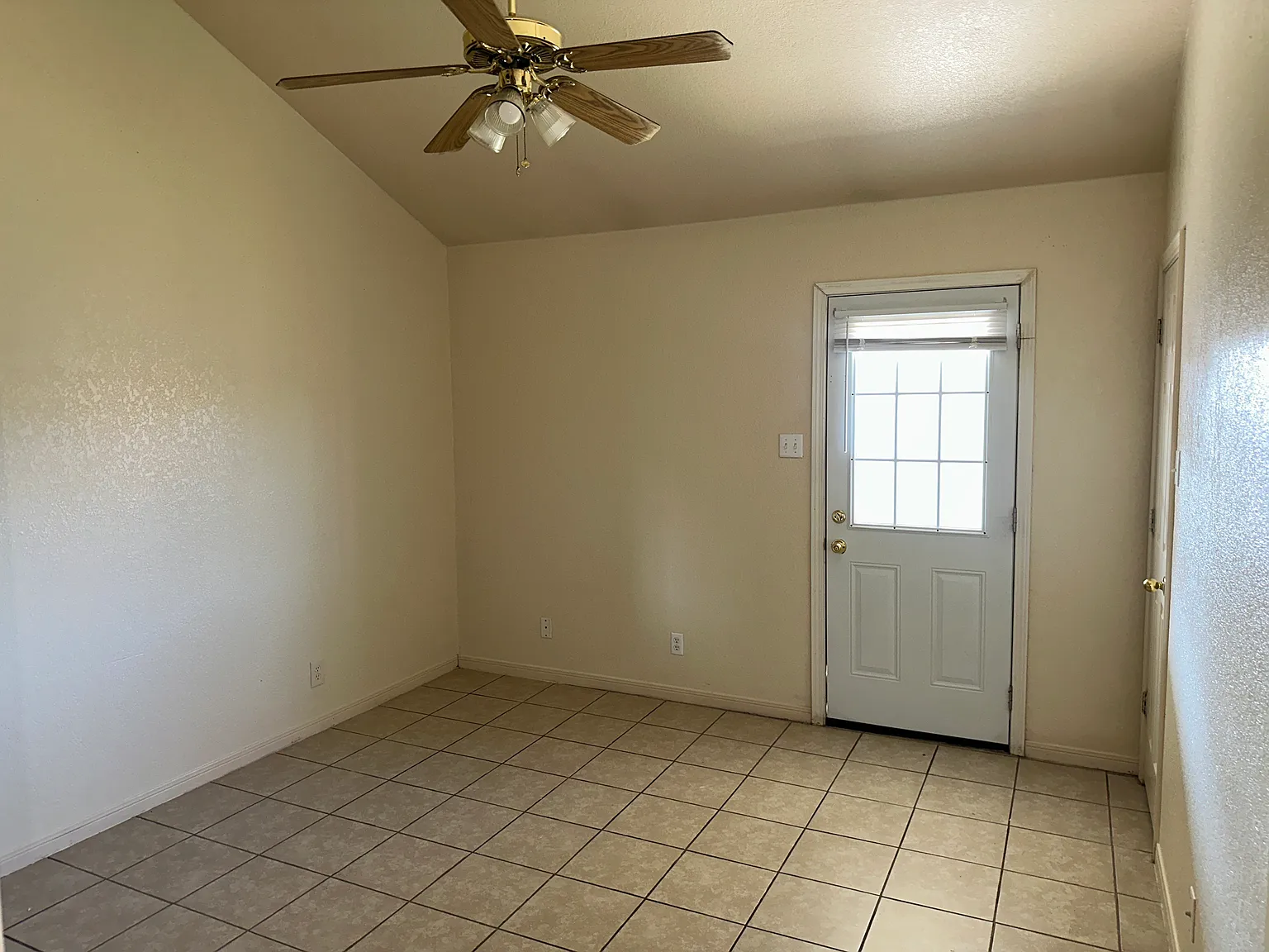 3 bed, 2.0 bath, 1186 sqft, $1,252 — Photo 4