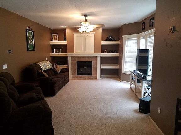 Living room w/gas fireplace 