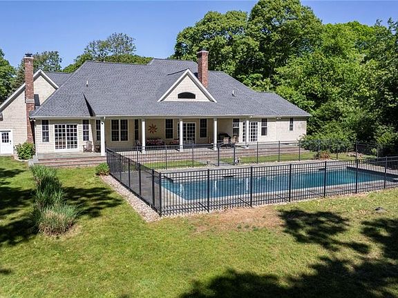 3rd image of 11 Yarmouth Dr