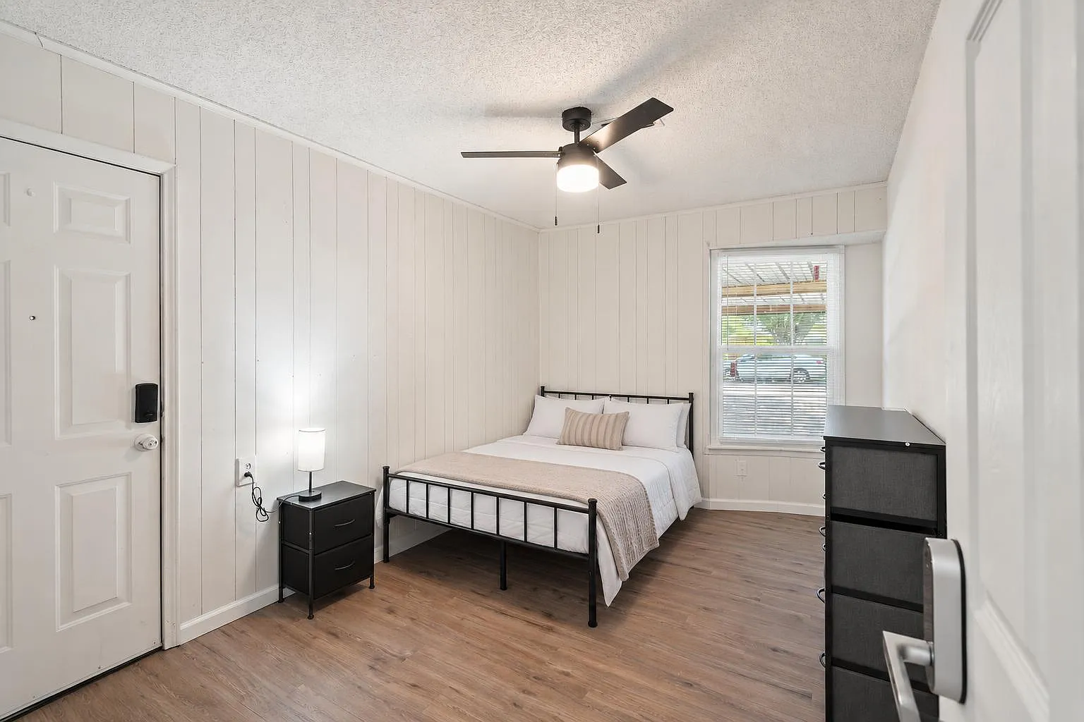 4 bed, 2.0 bath, 1741 sqft, $776 — Photo 1