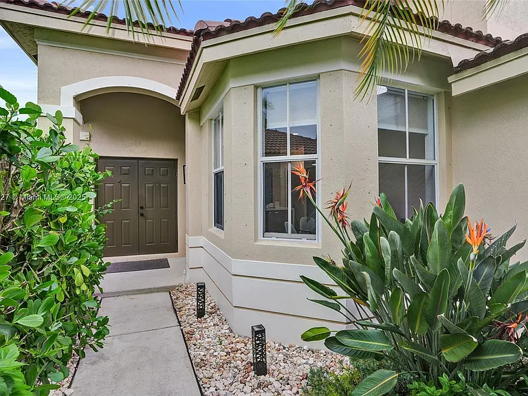 1725 Winterberry Ln — Photo 5
