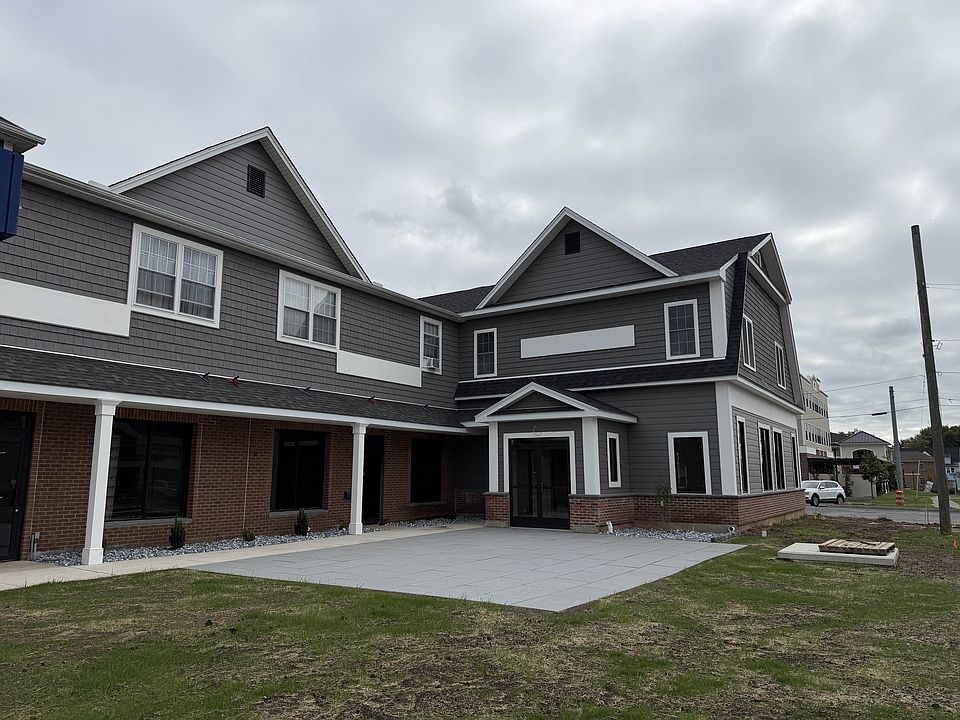 1st image of 873 Farmington Ave #7