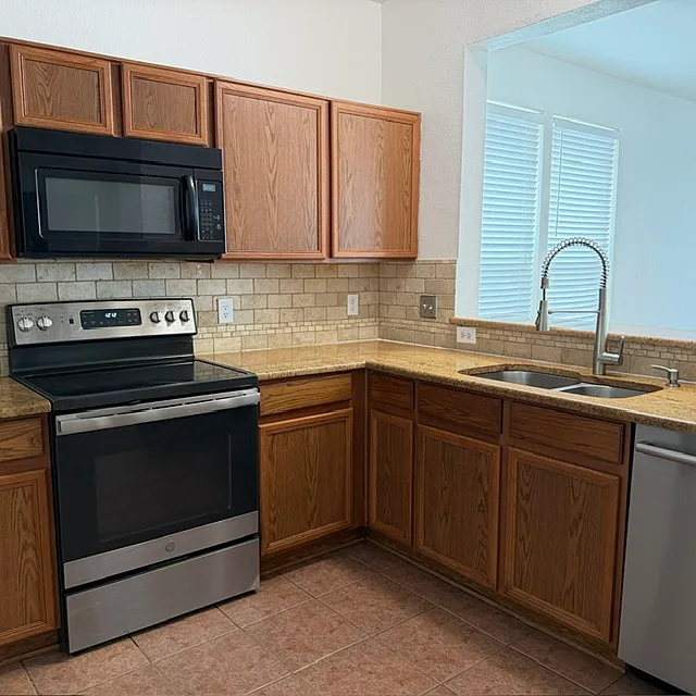 3 bed, 2.5 bath, 1540 sqft, $2,100 — Photo 2