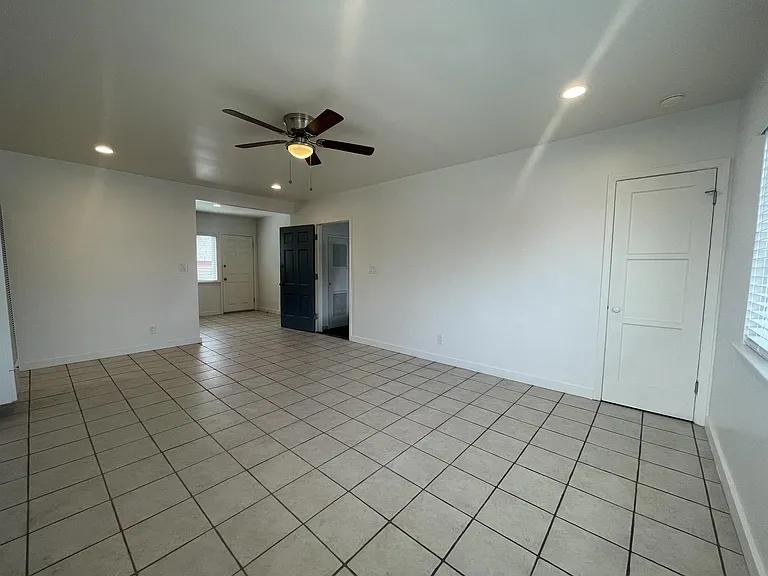 945 Thomas Ave — Photo 4