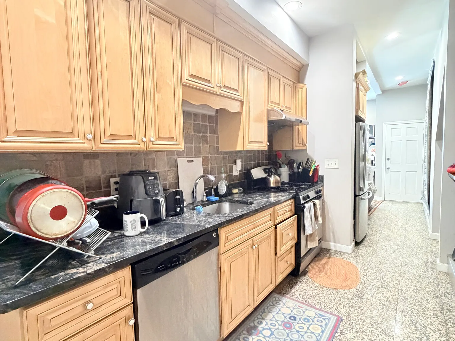 4 bed, 1600 sqft, $5,200 — Photo 2