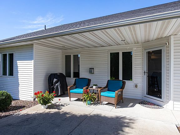 3rd image of 1303 Lavender Ln