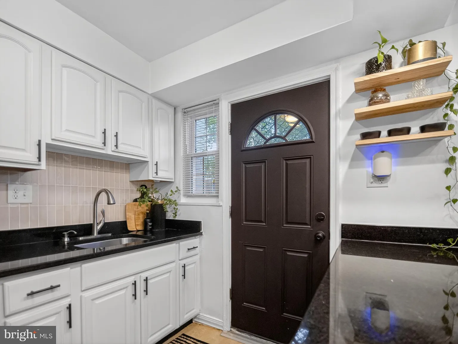3 bed, 2.0 bath, 1323 sqft, $3,000 — Photo 3