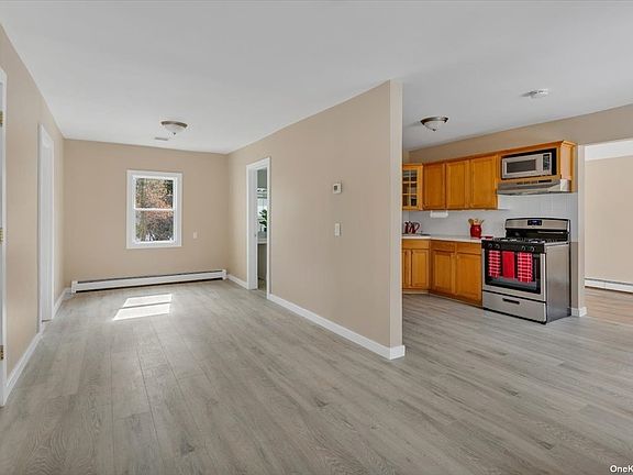 4th image of 22 Boxwood Ln