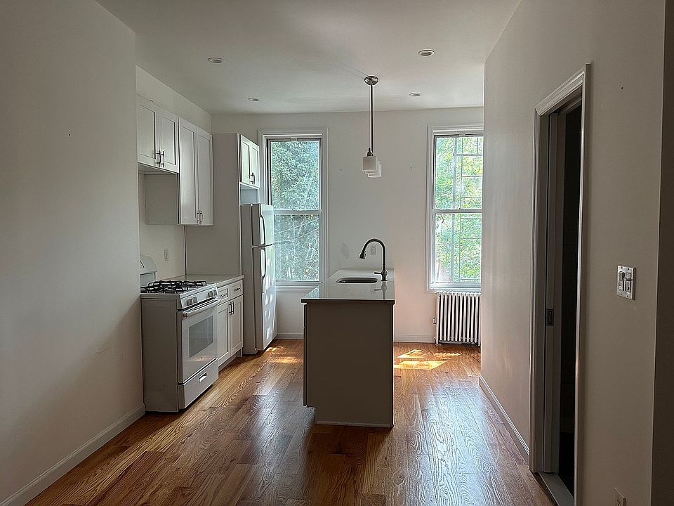 2nd image of 586 Lorimer St #2