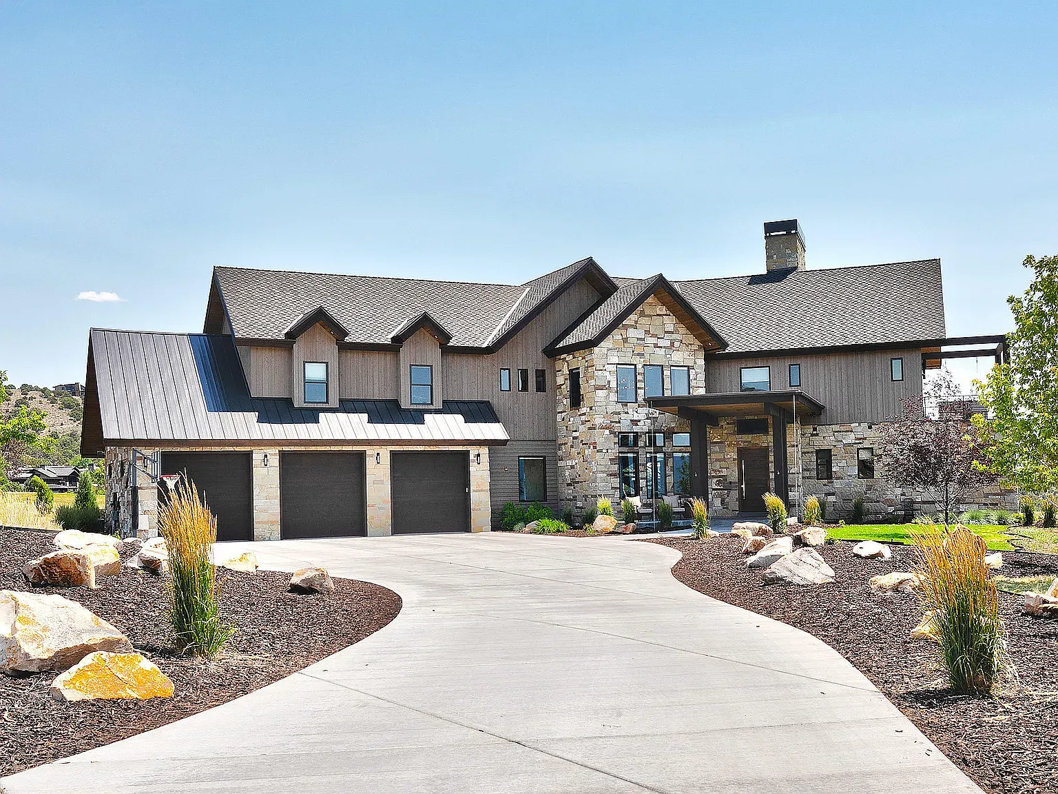 4 bed, 4700 sqft, $15,000 — Photo 1
