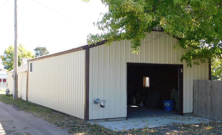 2nd image of 802 Bates Blvd