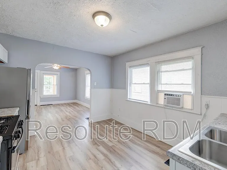 1308 E Taylor St — Photo 12