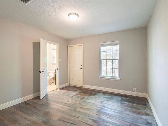 3rd image of 1407 S Travis St
