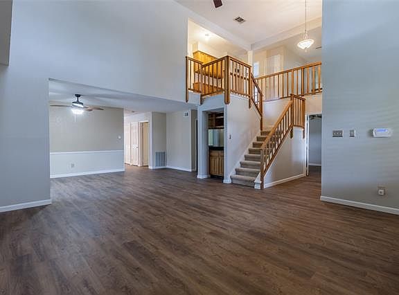 5th image of 208 Carriage Ct