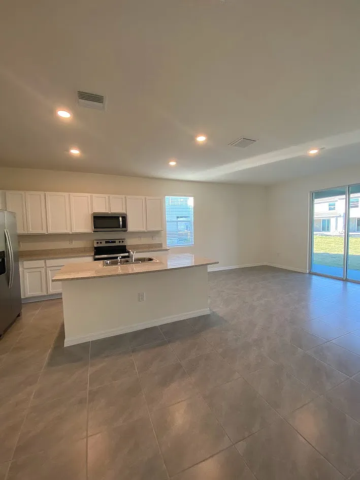 3 bed, 2.5 bath, 1758 sqft, $2,300 — Photo 3