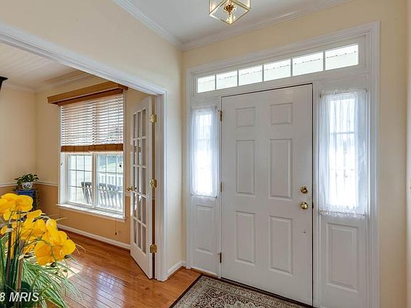 LIGHT BRIGHT ENTRYWAY