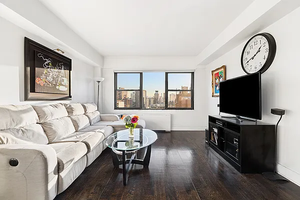 Sold by R New York | media 7