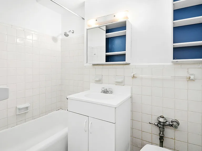 240 E 46th St #5B — Photo 5