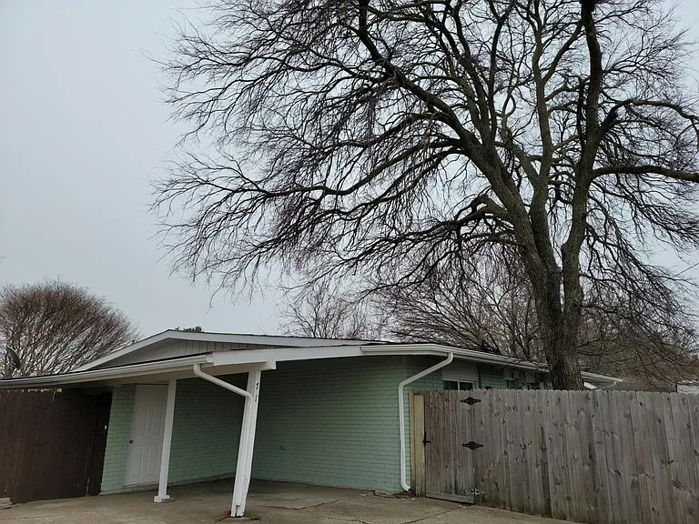 711 Royal Crest Dr — Photo 17