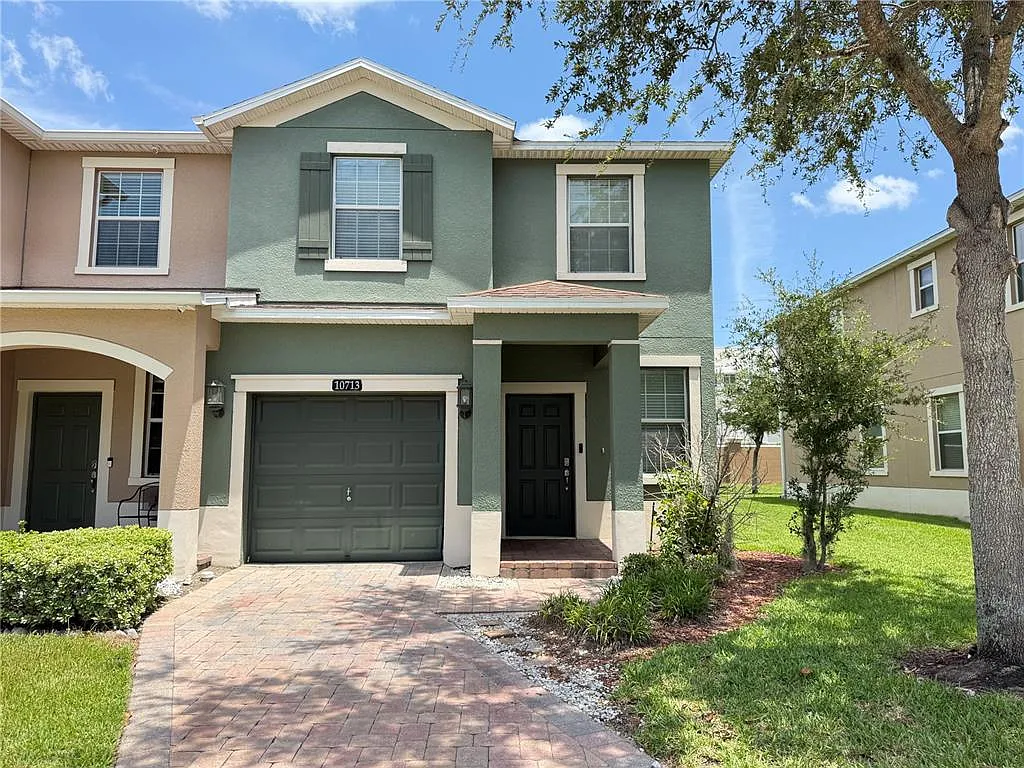 3 bed, 2.5 bath, 1593 sqft, $2,300 — Photo 2