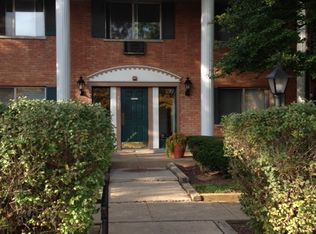 2311 S Goebbert Rd #B102, Arlington Heights, IL 60005