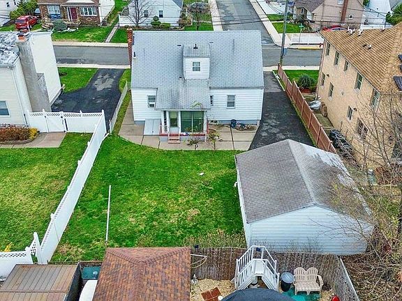 4th image of 133 Franklin St