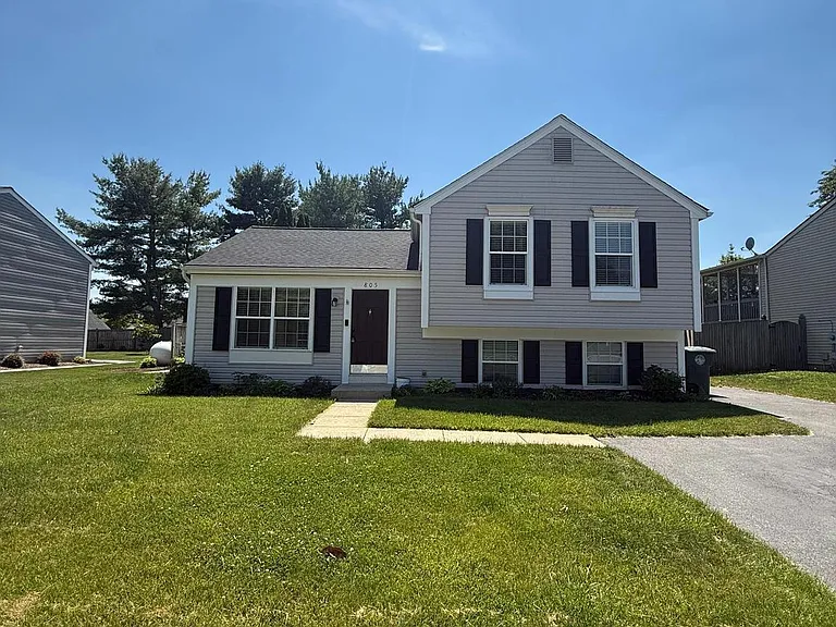 805 London Ct — Photo 1