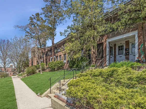 40-01 Little Neck Pkwy #12A, Little Neck, NY 11363