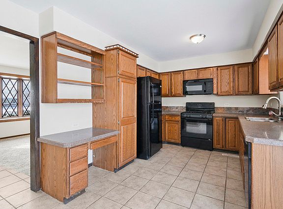 4th image of 976 Hyacynth Ln